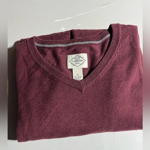 ST JOHN’s BAY ( XL) QUALITY MENSWEAR V-NECK BURGUNDY SWEATER PRE-OWNED - Picture 1 of 4